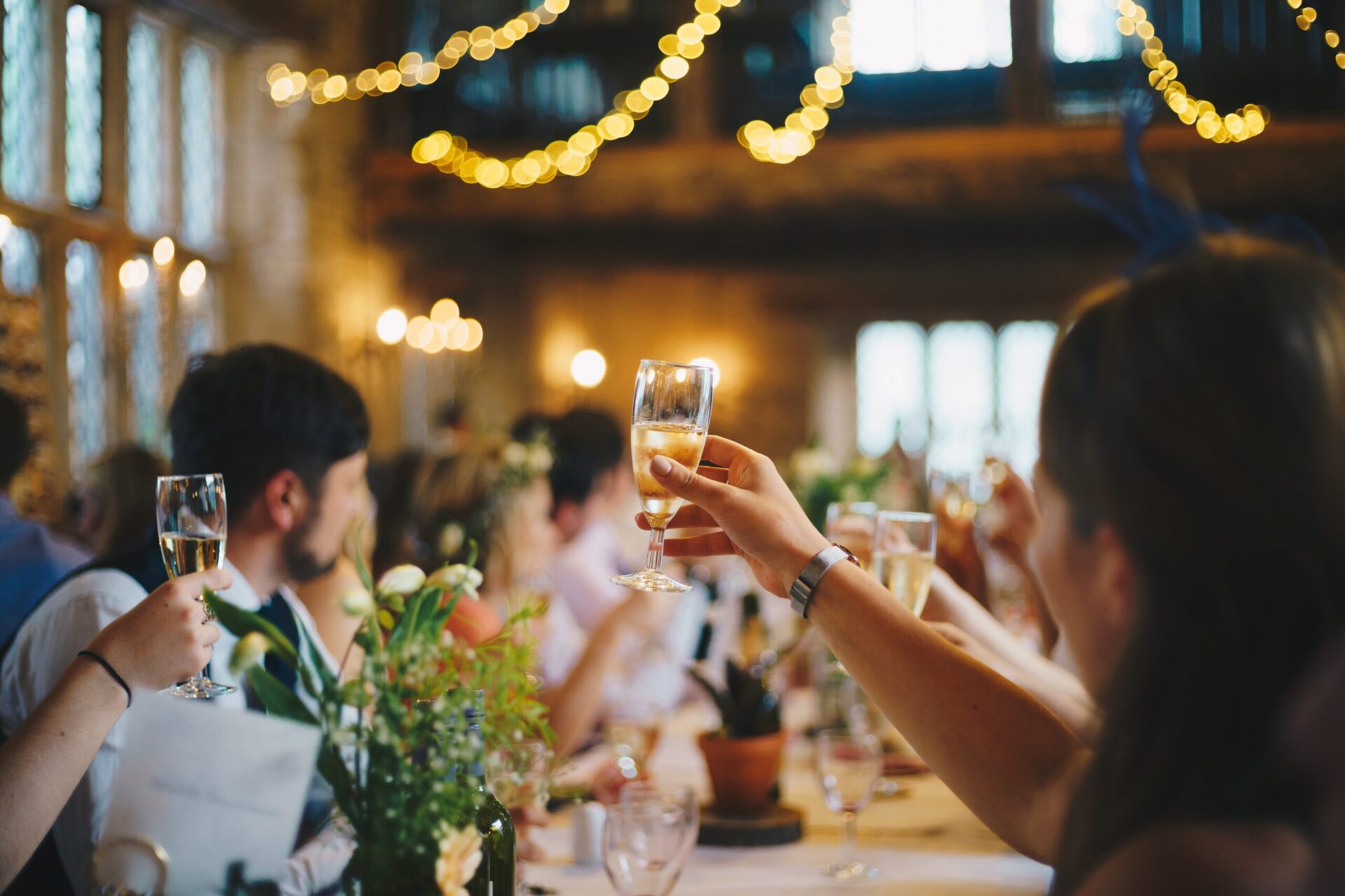 photo ou les invités d'un mariage trinquent a leur santé