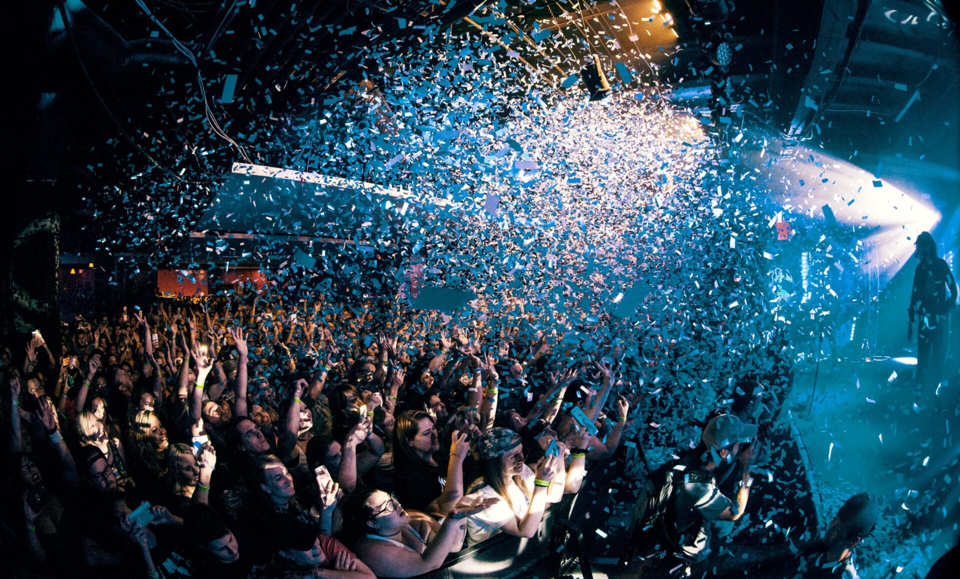 Lancé de confettis dans une soirée festive
